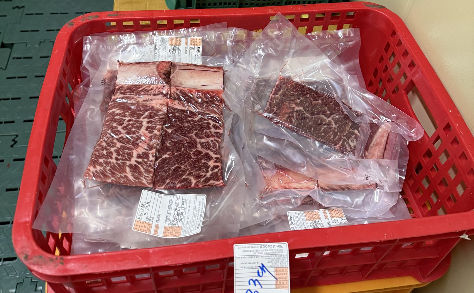 진공포장된 한우 부분육과 이력 라벨이 담긴 운반 상자